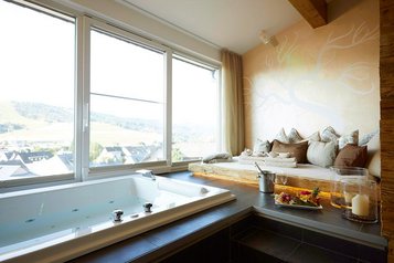 Privater Spa Bereich mit Whirlpool im Familienhotel Sonnenpark im Sauerland.