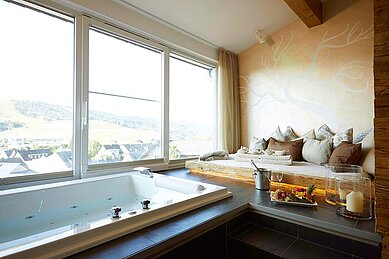 Privater Spa Bereich mit Whirlpool im Familienhotel Sonnenpark im Sauerland.