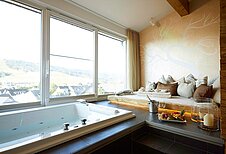 Privater Spa Bereich mit Whirlpool im Familienhotel Sonnenpark im Sauerland.