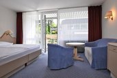 Helles Doppelzimmer mit Balkon im Familienhotel Sonnenhügel im Rhön.