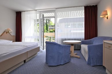 Helles Doppelzimmer mit Balkon im Familienhotel Sonnenhügel im Rhön.