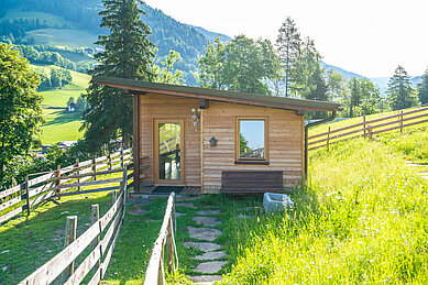 Gartenhäuschen mit integrierter Sauna im Familienhotel Kirchheimerhof in Kärnten.