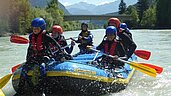 Eine Raftingtour auf dem Inn bietet Abenteuer und auch ein bisschen Nervenkitzel für die ganze Familie..