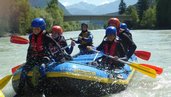 Eine Raftingtour auf dem Inn bietet Abenteuer und auch ein bisschen Nervenkitzel für die ganze Familie..