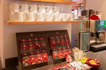 Vielfältige Teeauswahl und Honigsorten an der liebevoll gestalteten Teestation im Familienhotel Ramsi.