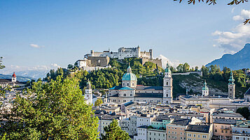 Blick auf die Altstadt von Salzburg im Sommer.