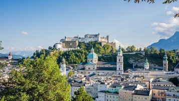 Blick auf die Altstadt von Salzburg im Sommer.