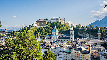 Blick auf die Altstadt von Salzburg im Sommer.