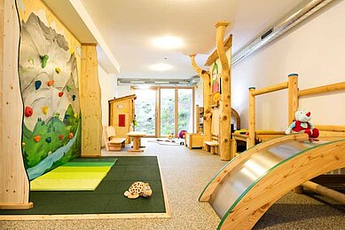 Kinderspielzimmer mit Klettermöglichkeiten und Rutschen im Almfamilyhotel Scherer in Tirol.