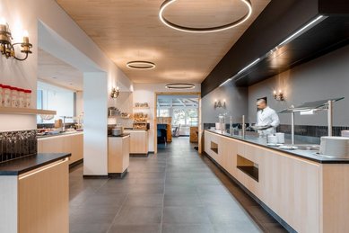 Modernes Buffetrestaurant mit offener Küche im Familienhotel Amiamo im Salzburger Land.