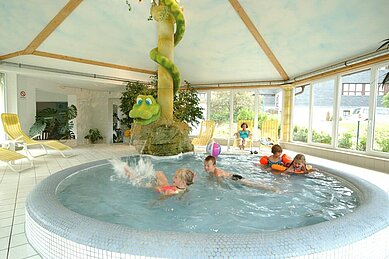 Kinder spielen im hoteleigenen Innen-Pool mit Kinderbecken im Familienhotel Am Rennsteig im Thüringer Wald