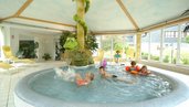 Kinder spielen im hoteleigenen Innen-Pool mit Kinderbecken im Familienhotel Am Rennsteig im Thüringer Wald