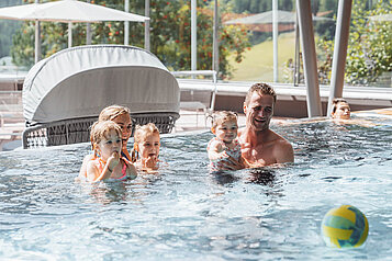 Spaß für die ganze Familie im Familienschwimmbad des Hotels Huber.