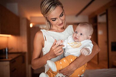 Mutter mit Baby im Urlaub im Family Home Alpenhof in Südtirol