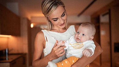 Mutter mit Baby im Urlaub im Family Home Alpenhof in Südtirol