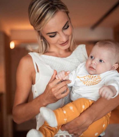 Mutter mit Baby im Urlaub im Family Home Alpenhof in Südtirol