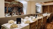 Gedeckter Tisch mit Kerzen im Restaurant im Adler Familien- & Wohlfühlhotel in Tirol.
