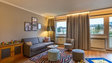 Familienzimmer mit Wohnecke im Familienhotel Elldus Resort im Erzgebirge