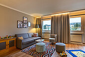 Familienzimmer mit Wohnecke im Familienhotel Elldus Resort im Erzgebirge