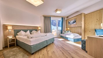 Gemütliches, modernes Familienzimmer mit viel Raum für die ganze Familie im Hotel Kaiserhof.