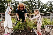Zwei Kinder beim Pflegen des Gemüsegartens im Rahmen der Kinderbetreuung im Landhaus Averbeck in der Lüneburger Heide.