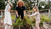 Zwei Kinder beim Pflegen des Gemüsegartens im Rahmen der Kinderbetreuung im Landhaus Averbeck in der Lüneburger Heide.
