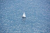 Die hoteleigene Segelyacht "Strandkind" des Familienhotels Strandkind auf dem offenen Meer