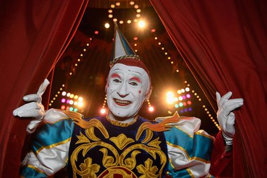 Weißclown Gensi mit Ziehharmonika im Zirkus Roncalli