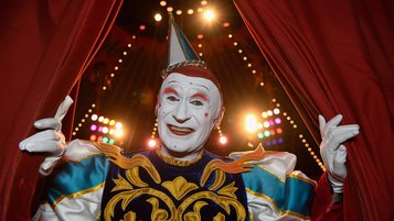 Weißclown Gensi mit Ziehharmonika im Zirkus Roncalli