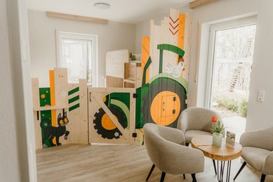 Im Familienhotel Friedrichshof erwartet Familien eine gemütliches Kinderzimmer mit Traktor-Motiv und viel Liebe zum Detail.