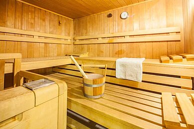 Eine Sauna mit Aufguss-Ofen im Familienhotel Der Ponyhof Steiermark.