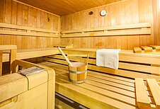 Eine Sauna mit Aufguss-Ofen im Familienhotel Der Ponyhof Steiermark.