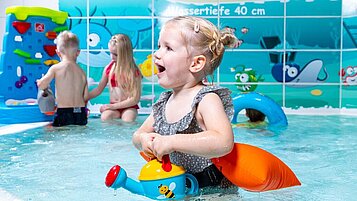 Das Babybecken im Familien Wellness Hotel Seeklause an der Ostsee hat eine vielzahl an Spielmögliuchkeiten im Wasser.