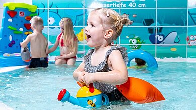 Das Babybecken im Familien Wellness Hotel Seeklause an der Ostsee hat eine vielzahl an Spielmögliuchkeiten im Wasser.