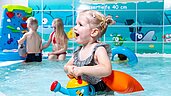 Das Babybecken im Familien Wellness Hotel Seeklause an der Ostsee hat eine vielzahl an Spielmögliuchkeiten im Wasser.