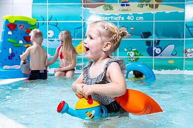 Das Babybecken im Familien Wellness Hotel Seeklause an der Ostsee hat eine vielzahl an Spielmögliuchkeiten im Wasser.
