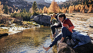 Pause machen am Fluss und den Sommer genießen. Wandern ist einer von vielen Ausflugstipps in Südtirol.