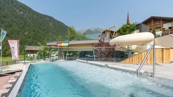 Der Aussen-Whirlpool im Hotel Huber in Südtirol bietet einen atemberaubenden Blick in die umliegende Bergwelt.