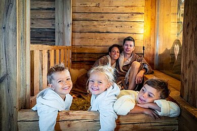 Eltern und Kinder genießen Familienwellness im Alphotel Tyrol Wellness & Family Resort in Südtirol.