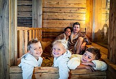 Eltern und Kinder genießen Familienwellness im Alphotel Tyrol Wellness & Family Resort in Südtirol.