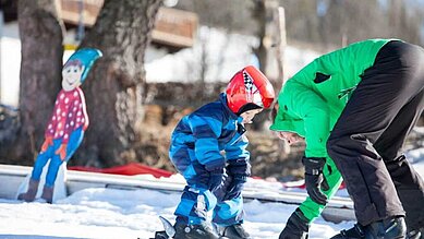 Kinder lernen Skifahren in der Skischule im Familienhotel Der Ponyhof Steiermark.
