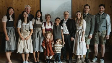 Gastgeberfamilie Maier mit mehreren Generationen in traditioneller Tracht im Familienhotel Habachklause.
