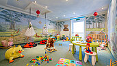 Babyspielzimmer mit vielen babysicheren Spielmöglichkeiten für Babys im Familienhotel Kaiserhof an der Zugspitze.