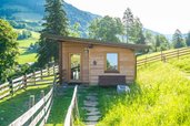 Gartenhäuschen mit integrierter Sauna im Familienhotel Kirchheimerhof in Kärnten.