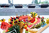 Eine bunte und schön angerichtete Obstplatte am Buffet des Hotels Alpengasthof Hochegger.