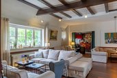 Blick auf die Hotel-Lobby und im Hintergrund die Bar im Familienhotel Borchard's Rookhus