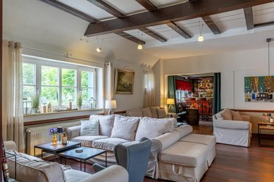 Blick auf die Hotel-Lobby und im Hintergrund die Bar im Familienhotel Borchard's Rookhus