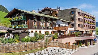 Familienhotel Alphotel im Allgäu, Hotelansicht im Sommer
