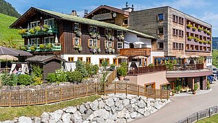 Familienhotel Alphotel im Allgäu, Hotelansicht im Sommer