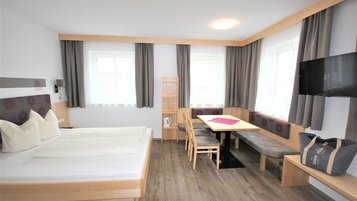 Gemuetlich eingerichtetes Doppelzimmer im Familienhotel STefan in Tirol.